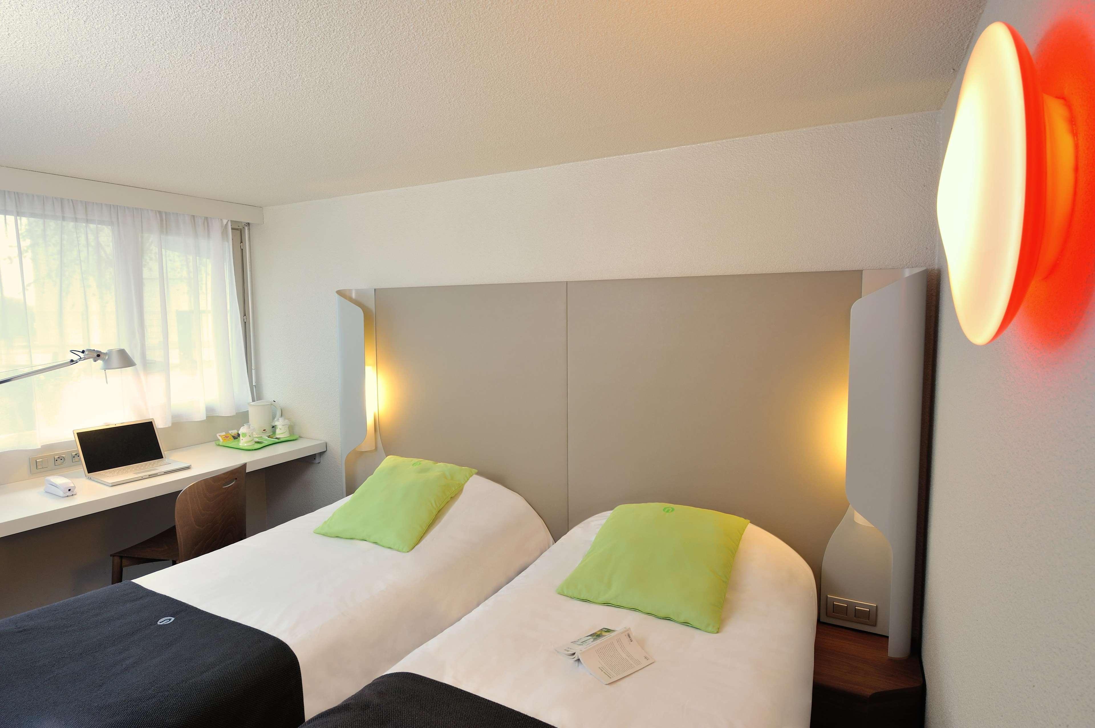 Campanile Lyon Est Aeroport Saint Exupery Otel Dış mekan fotoğraf